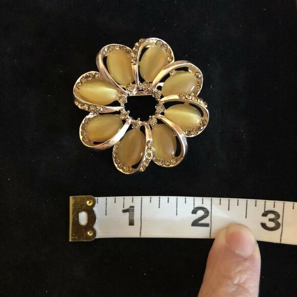 Vintage Style Brooch Antiqued Gold Tone Round Opal Simulated Champagne - Picture 9 of 10